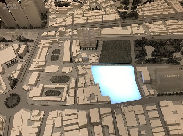 國產建材都更案基地(模型發光處)位於台北市南港路三段和昆陽街之間。好房網News記者李彥穎攝