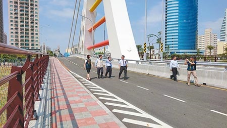 新臨安橋20日啟用，台南市長黃偉哲（左二）上橋視察。（程炳璋攝）