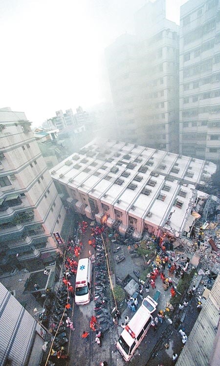 921地震20周年,政府進行結構快篩,目前6層樓以上快篩仍有2萬件未完成,將在明年底全數完成。圖為921地震導致新莊大樓倒塌。(本報資料照片)