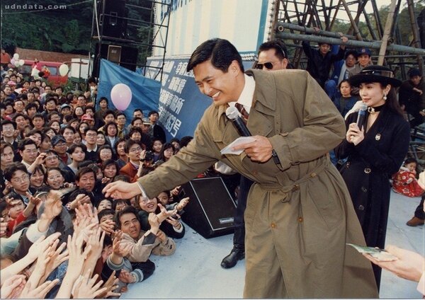 出自1993年《聯合報》所拍攝，而這場秀也是周潤發在台灣唯一的一次工地秀。