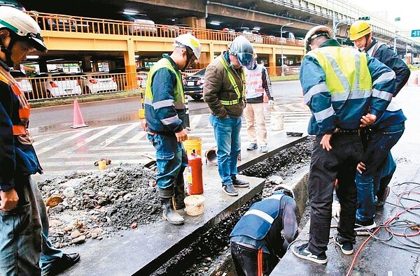 過去北市發生瓦斯外洩事件,瓦斯公司緊急修補。 圖/聯合報系資料照片