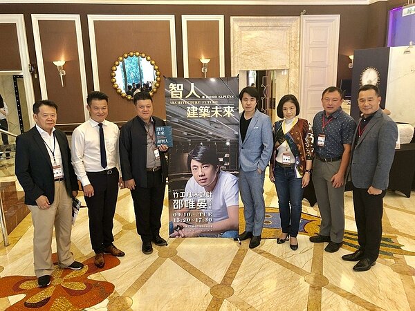 兩岸知名設計人、竹工凡木設計研究室總監邵唯晏(右四),應台中市建築經營協會大師講座邀請,暢談「智人、建築未來」,圖中左三為建經協會理事長梁信雄。記者宋健生/攝影