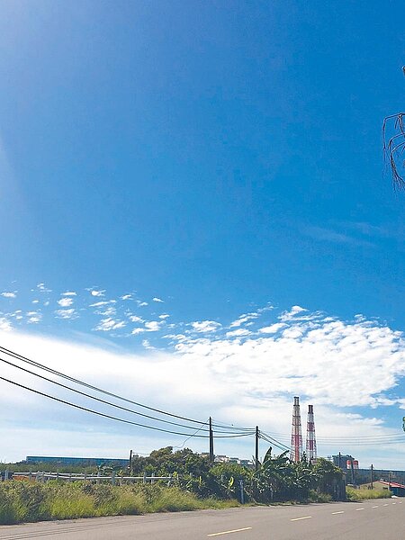 高府環保局要求台電興達電廠秋冬期間停止2部機組運轉,剩下2部機組也必須減煤3成5,以減少空品不良期間的染排放。(高巿府環保局提供/曹明正高雄傳真)