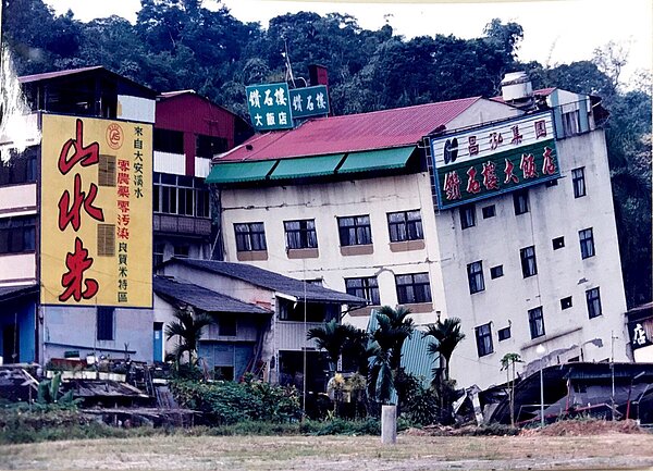 位在日月潭的鑽石樓大飯店,當時因為921強震導致建築傾斜險象環生。圖/好房網總編輯楊欽亮提供