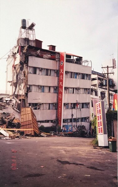 921大地震被震垮的日月潭天廬大飯店。圖／好房網總編楊欽亮提供