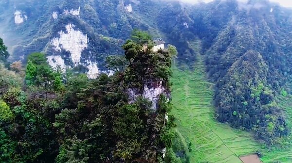 最牛釘子戶!矗立五峰嶺頂端 果真「不是人住的」 圖/截取自影片