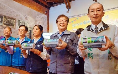桃園市副市長游建華(右二)參與等比縮小「潛盾機模型DIY製作」。記者甘嘉雯攝影