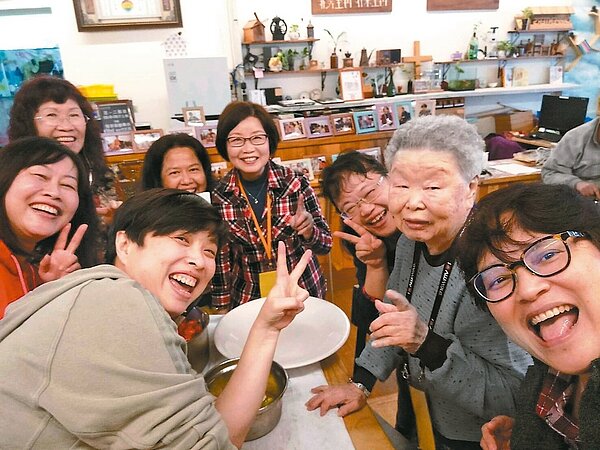 桃園市社會局陸續輔導成立7處認知休憩站,供應咖啡餐點,設計多元活動,歡迎失智者與其家屬造訪,也歡迎一般民眾到站休憩,認識失智症。 圖/桃園市社會局提供