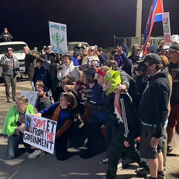 民眾標語寫著「將ET從政府手中救出」。硬闖51區活動20日登場,超過2百萬人在臉書按下參加,最後只有約百人現身。圖/取自臉書《Storm Area 51 They Can't Stop Us All》