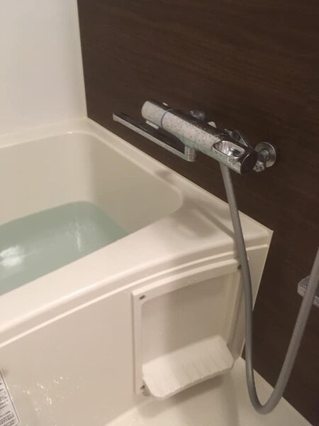 日本浴缸設計特殊。圖／取自爆廢公社
