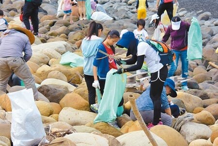 彰化縣各界22日發起全台最大規模聯合淨灘行動，來自300多個民間團體逾6000名志工參與，在沿海北、中、南3地，和彰濱工業區外海濱，同步展開清除海廢行動。圖／記者謝瓊雲攝影