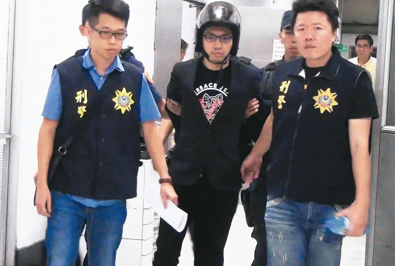 涉嫌多項罪名的連千毅（中）經警方一整天偵訊，昨傍晚移送高雄地檢署。 記者邱奕能／攝影