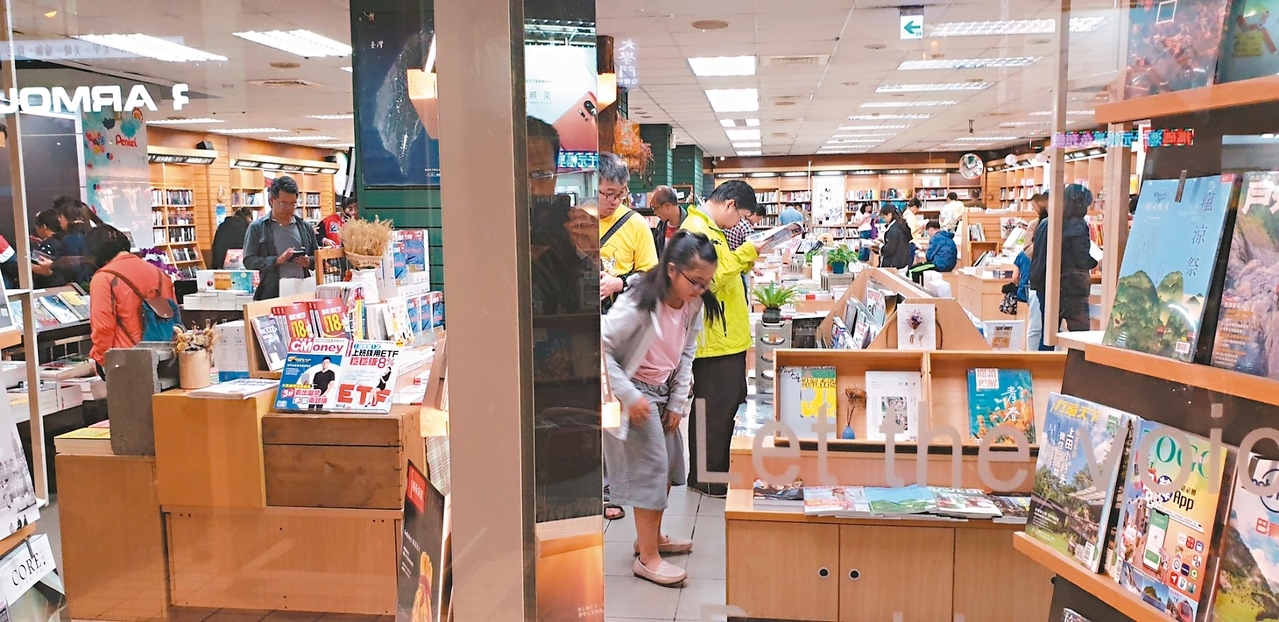豐原三民書局本月30日將結束營業，書局內人潮湧現。 記者游振昇／攝影