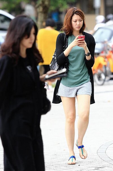 中央氣象局說,白天北部及東半部較為舒適,高溫在26至28度左右,而中南部仍有熱的感覺,高溫約31、32度,日夜溫差在中南部會較大些,請留意日夜溫度的變化。本報資料照片