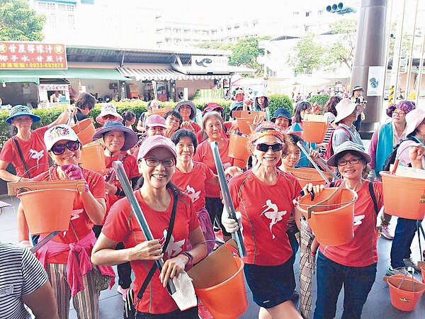 台東縣環保局動員上百人在台東市正氣路周邊撿菸蒂,眾人合力1小時撿了5公斤菸蒂,換算約有2.5萬根菸蒂。 記者羅紹平/翻攝