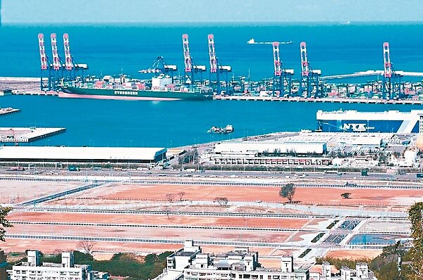 2018年修正空氣汙染防制法後，新北環保局預計在台北港設立「空氣品質維護區」，目前正與地方業者進行說明會。 本報資料照片