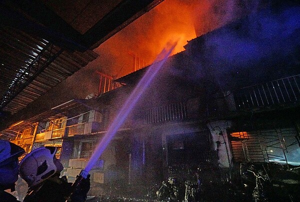 宜蘭縣冬山鄉昨天清晨民宅大火,造成兩死五傷。圖/聯合報記者羅建旺翻攝