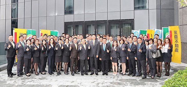永慶不動產、有巢氏房屋、台慶不動產店東長，參與房仲經營管理師課程，開心合影。圖／永慶房屋提供