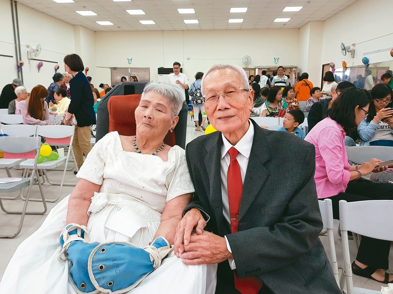 83歲詹瑞東（右起）與同齡妻子韓水金結婚60年，昨舉行鑽石婚慶，圓婚紗夢。 記者翁浩然／攝影