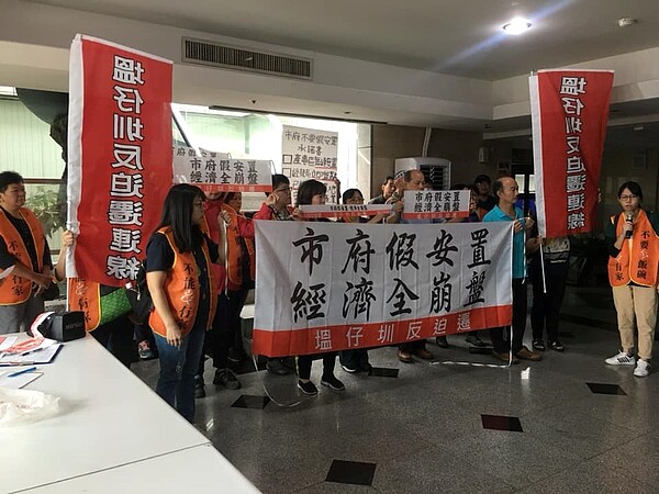 塭仔圳產業自救會拉布條抗議「市府假安置、經濟全崩盤」,並提出三大訴求。圖/取自《塭仔圳反迫遷連線》臉書