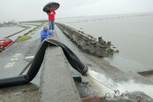 颱風襲台又逢海水大潮　線西鄉塭仔漁港海水倒灌