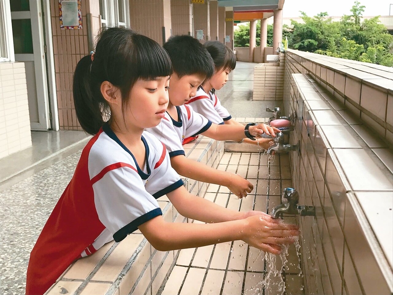 台灣每年約從11月開始進入流感高峰期,雲林縣上周新增兩名流感合併重症案例,斗六鎮南國小加強宣導呼籲小朋友勤洗手、戴口罩做好個人衛生管理。 圖/記者陳雅玲攝影