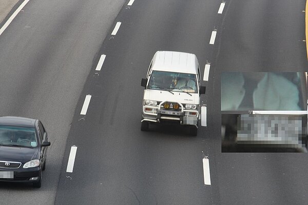 國道警方在跨越橋常拍到駕駛人未繫安全帶。圖/國道二隊提供