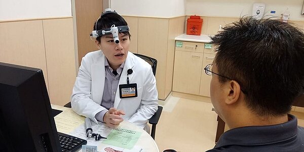 安南醫院鼻喉科醫師劉金瑞說,有民眾一起床就有打噴嚏、眼睛癢、鼻子癢、流鼻水及鼻塞等症狀,要注意並非感冒,而是過敏性鼻炎發作找上門。圖/安南醫院提供