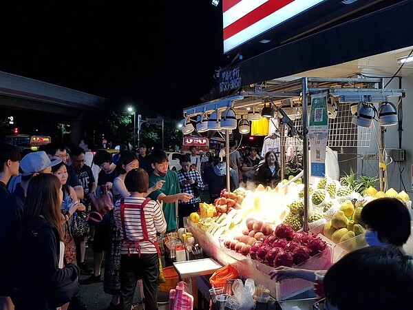 台北士林夜市前天又傳有水果攤賣高價現切水果坑遊客引起討論與輿論批評。圖／聯合報系資料照片