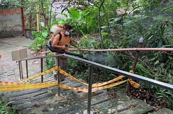 新北市衛生局先前已將中和區屈公病防治範圍擴大到25里,持續動員進行全里社區環境孳生源清除與噴消工作,目前將牛埔山近國強嶺與圓通寺間步道增列為防疫管制區,並於主要22條步道入口處拉設封鎖線限制人員進入。圖/新北市衛生局提供