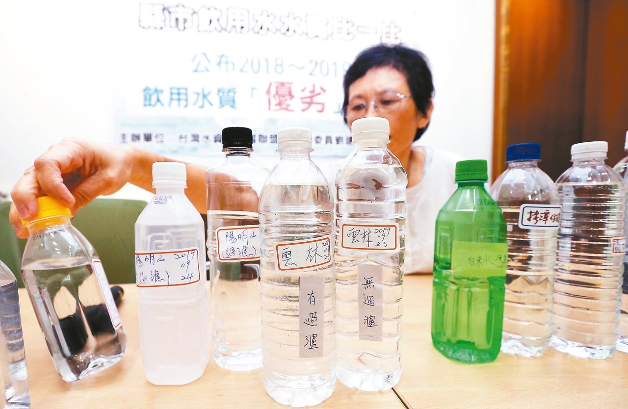 台灣水資源保育聯盟公布各縣市自來水質評比。 記者曾學仁／攝影 台灣水資源保育聯盟公布各縣市自來水質評比。 記者曾學仁／攝影