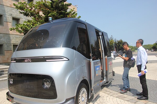 國內首台自研自製的MIT自駕電動小型巴士「WinBus」今天在彰化縣鹿港鎮彰濱工業區財團法人車輛研究測試中心進行觀光首航試車。記者林宛諭/攝影