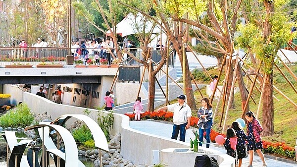 台中市豐原區葫蘆墩圳改造景觀工程完工後,遊客不斷。 圖/中市水利局提供