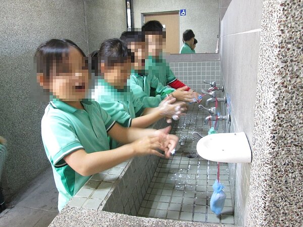 高雄市一名僅7個月大的男童罹患腸病毒重症,衛生局籲腸病毒流行期應做好個人洗手等衛生管理及家中環境清潔,保護幼童健康。 圖/高雄市衛生局提供