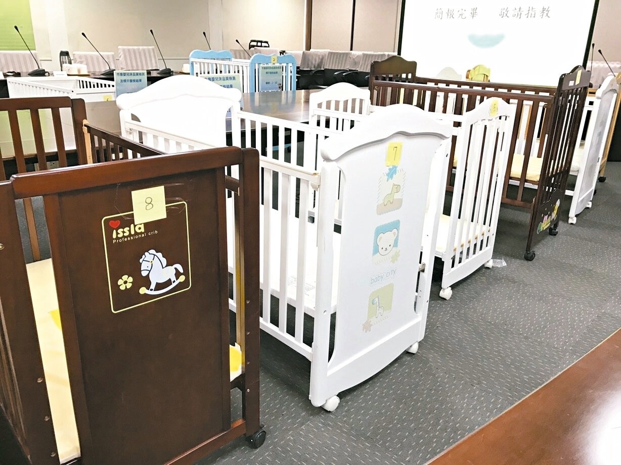 消保處公布抽樣12件嬰兒床檢測，多達11件品質檢測不符合規定。 記者葉卉軒／攝影
