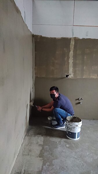 因為擔心二樓夾層的浴室會漏水，原PO還親自全副武裝上防水漆。圖／取自《mobile 01》