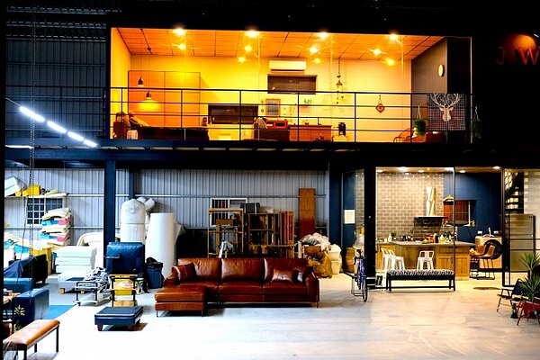 鐵皮工廠大改造，搖身一變成溫馨工廠住家。圖／取自《mobile 01》