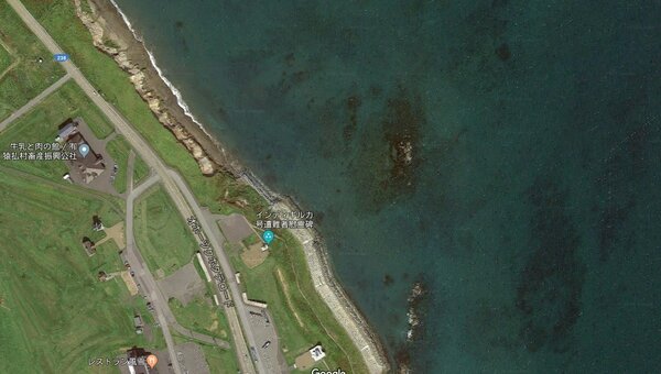 衛星照片中顯示，エサンベ鼻北小島僅剩小小的淺灘露出海面。圖擷自Google Map