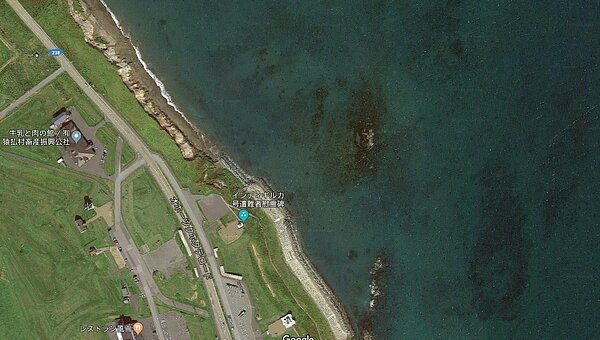 衛星照片中顯示,エサンベ鼻北小島僅剩小小的淺灘露出海面。圖擷自Google Map