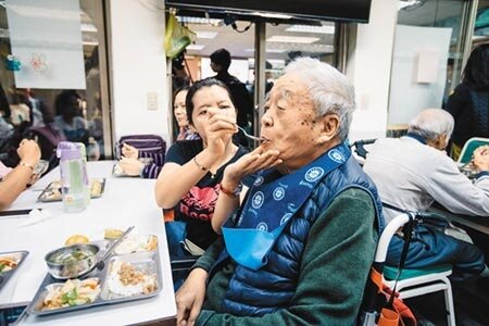 針對長照若能建立與健保相同的保險制,學者認為民眾較易接受,且面對未來不斷增長的老年人口,現行稅金制每年約300億稅收,恐不敷需求;圖為接受照護人員照顧的長者。圖/中時資料照片