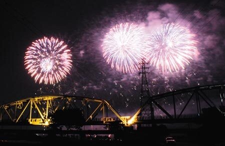 為掌握國慶焰火施放準確度,屏東縣政府於屏東河濱公園試放5分鐘焰火,閃亮高屏溪夜空。(林和生攝)