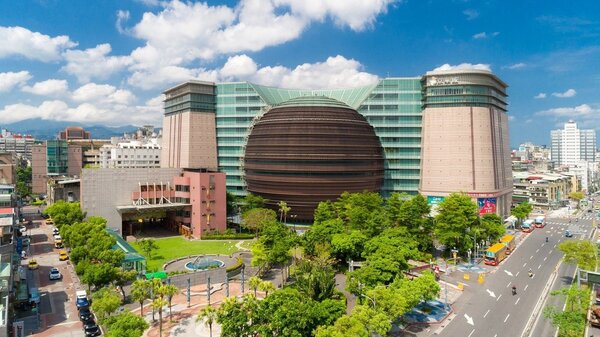 占地約5,000坪的「京華城（Taipei Living Mall）標售案」，歷經三次流標，今日卻被同樣屬於威京集團的中石化，以372億1萬元自行標回，不僅業界一片譁然，參與投標的興富發更是錯愕。戴德梁行／提供