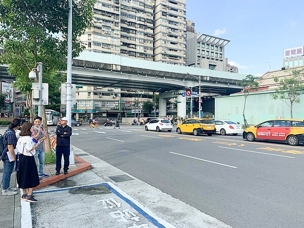 北市大同區塔城街、鄭州路口每天車流量極大，轄區大同警方日前與相關單位到場會勘，盼在該處增設指使牌及太陽能警示燈，提醒用路人行車安全。記者蔡翼謙／翻攝