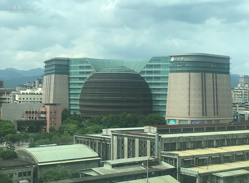中石化表示,京華城將會拆除,並規劃興建頂級商辦。好房網News記者李彥穎攝