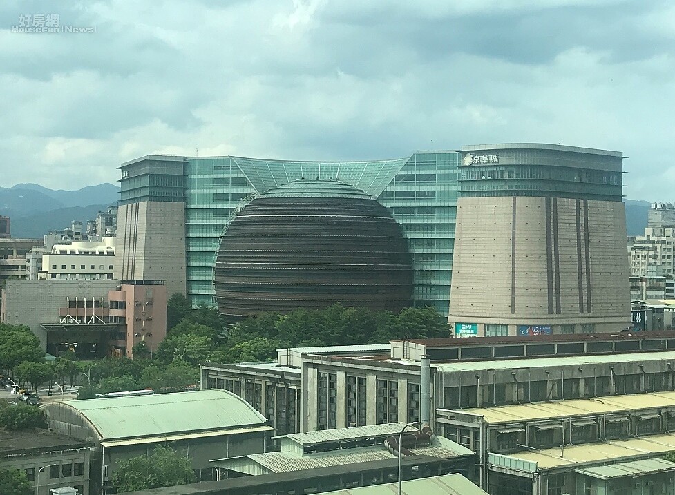 市府容積獎勵大撒幣 專家批:花數十、數百億換來公共負擔 中石化表示,京華城將會拆除,並規劃興建頂級商辦。好房網News記者李彥穎攝
