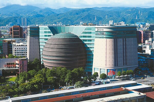 京華城標售案昨天開標,最終由威京集團旗下中石化,透過鼎越開發以372億餘元標回,引發業界熱議。 記者杜建重/攝影