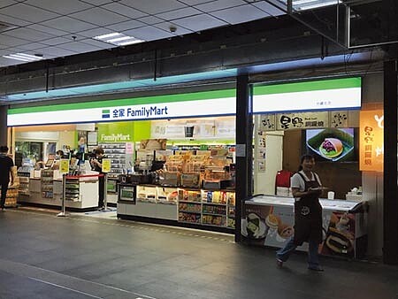 台鐵台北車站內6個超商據點,已全數換上全家招牌,並分別跟必勝客、中一排骨、星野銅鑼燒、雅培米堤甜點等異業合作。圖/劉馥瑜