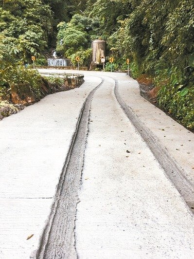 南投縣仁愛鄉力行產業道路未乾的水泥路面，上周遭車輛強行駛過，留下2道又長又深輪胎痕。 圖／聯合報系資料照片