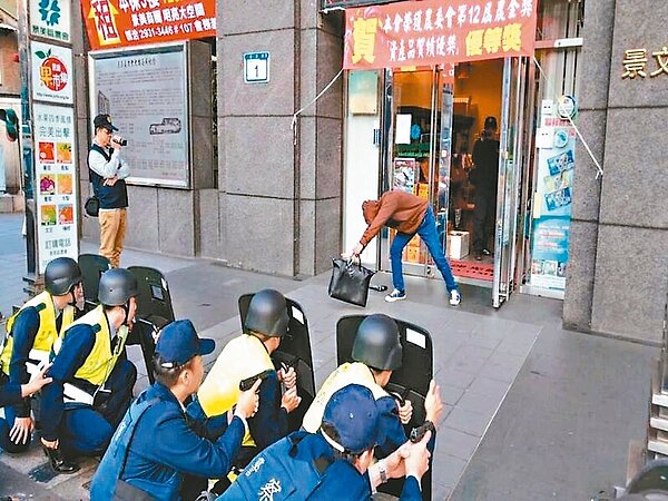 北市文一、文二分局整併案爭議不斷。圖為文山二分局與景美區農會合作進行防搶演練。 記者李隆揆／翻攝