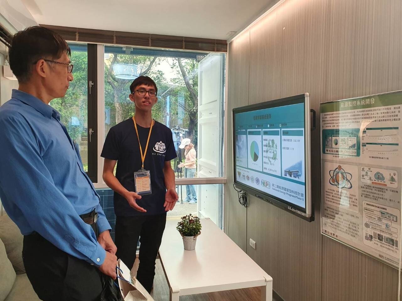 中央大學今日舉行「白色能源屋」啟用典禮, 建築由2個20呎貨櫃屋所組成,以2人住宅為構思,打造出住家環境,讓民眾不再只是聽著要「節能」卻無從下手,反倒能正感受到平日用電的生產過程。記者陳夢茹/攝影